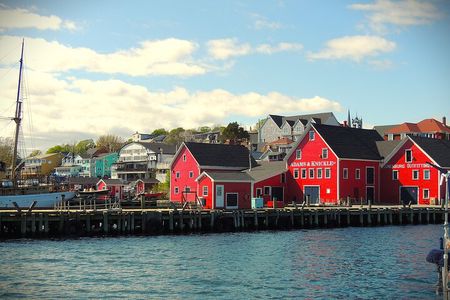 Peggy’s Cove, Lunenburg & 2 Hidden Gems – Full Day Tour