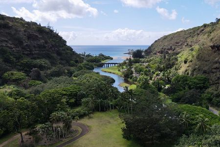 Private North Shore Tour with Waimea Waterfall/Botanical Garden
