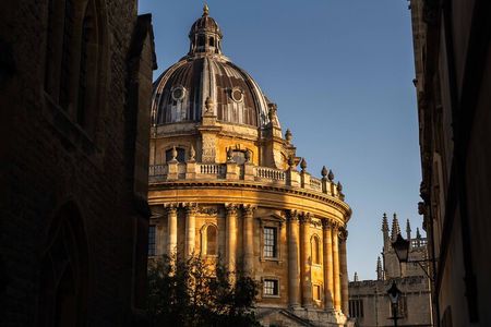 Private | Alumni-led Walking & Punting Tour w/opt New College