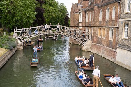 Private | Alumni-led Walking & Punting Tour w/opt King's Chapel