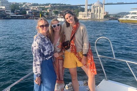 Private Yacht Voyage : Music, Wine & Snacks for Groups 