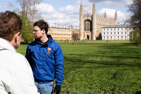Cambridge | Alumni-Led Walking & Punting Tour w/opt Kings College