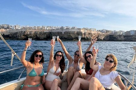 Group boat ride in Polignano between caves, swimming and aperitif