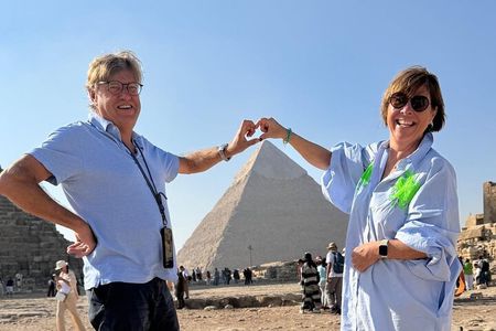 Private Tour: Giza Pyramids, Museum, Bazaar & Lunch Included 
