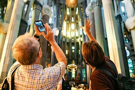 Barcelona: Highlights of Sagrada Familia Max 6 People Guided Tour
