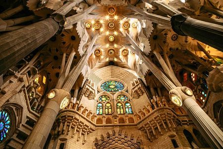 Barcelona: Highlights of Sagrada Familia Max 6 People Guided Tour