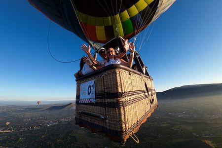 Hot air balloon flight in Teotihuacán + Breakfast in a Cave