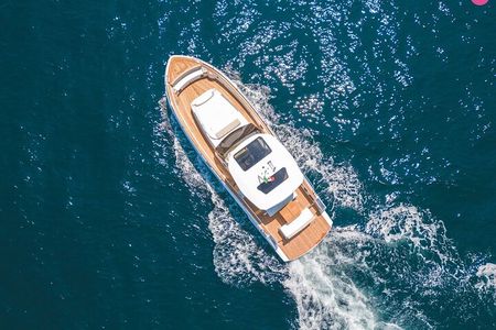 Luxury Motor Yacht Tour from Palma de Mallorca 4h 10pax max