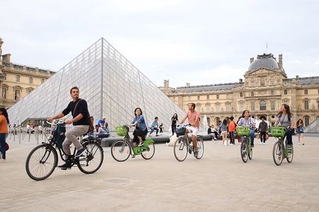 Paris Kickstart in 4 Hours: Bike Tour & Louvre Picnic