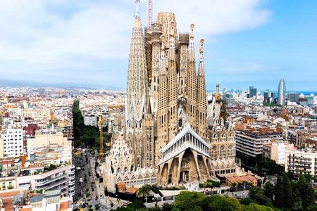 Sagrada Familia Monolingual Tour with Skip the Line Ticket 