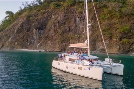 Tamarindo Luxury Catamaran: Open Bar & Snorkeling Adventure