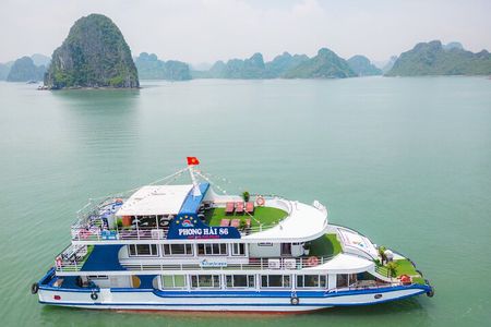 Hanoi : Ha Long Bay Deluxe Cruise with Local Lunch & Kayaking