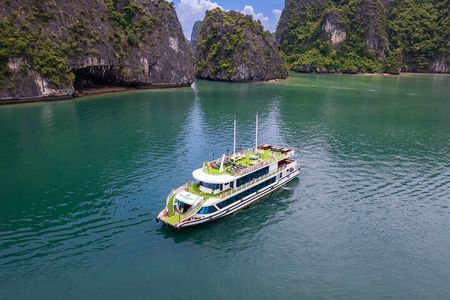 Hanoi: Luxury Ha Long Bay Day Cruise with Kayaking & Buffet Lunch
