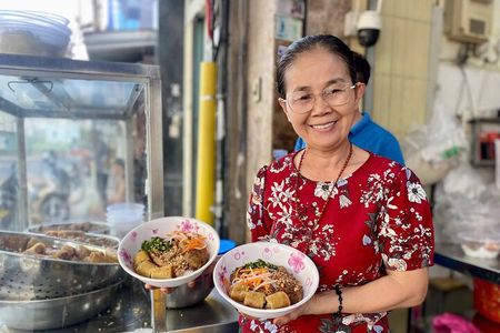Ho Chi Minh City: Home Bites & Hidden Street Food Walking Tour