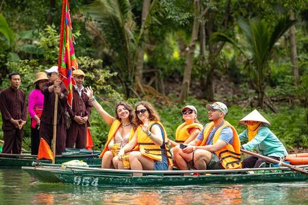 Luxury Ninh Binh Day Tour from Hanoi – Explore Hoa Lu & Trang An