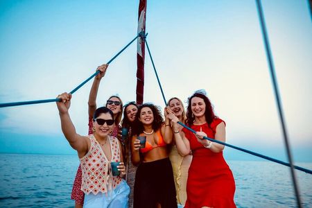 Shared Sunset Cruise with Unlimited Cava