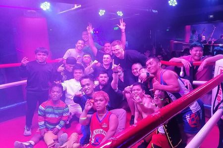 Makati : Pubcrawl Midget boxing rooftop music and gogo clubs