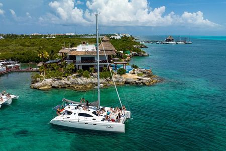 Cancún Private Catamaran to Isla Mujeres with Snorkeling & Lunch