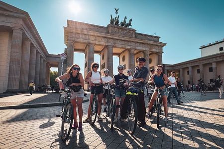 Berlin: Guided Private Bike Tour to Explore the Highlights