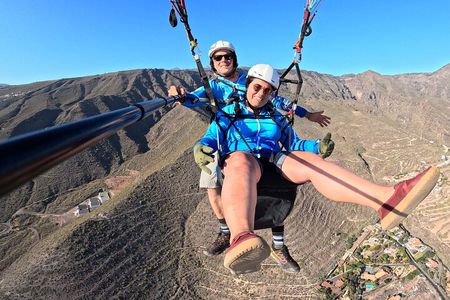Paragliding Tandem Flight in Tenerife South ¡HOLA!