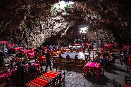 Guided Tour of Teotihuacan Pyramids with Cave Food