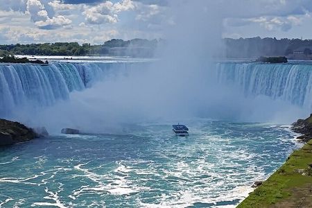 Ultimate Niagara Falls Experience Tour with Boat to the Falls