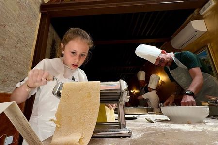Rome Pasta and Tiramisu Class: Ravioli, Fettuccine & Fine Wine 5*