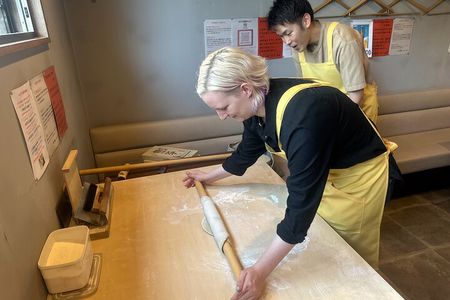 A Japanese food experience plan in Sapporo where you can enjoy tempura and 3 types of Hokkaido-only sake along with a soba making experience!