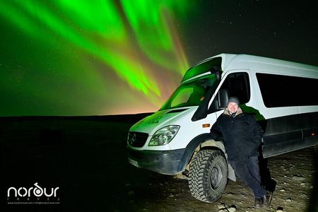 Reykjavik: 4x4 Minibus Northern Lights Tour with Photo and Cocoa