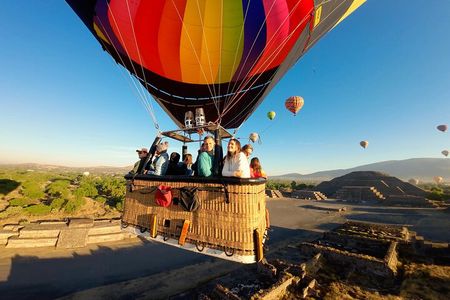 Hot Air Balloon Flight Teotihuacan With Pickup and Breakfast