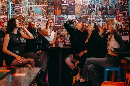Krakow : 6 pm Tipsy bar tour with 1 H open bar & karaoke