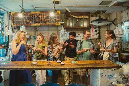 Tokyo Tsukiji Fish Market with Fish Tasting (90min Walking Tour)