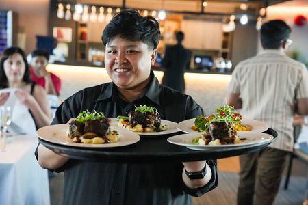Toronto Premier Dinner Cruise on Odyssey in Toronto Harbour