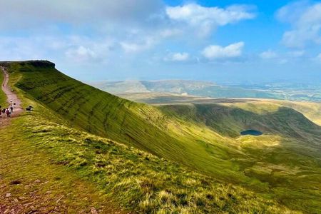 Cardiff: Waterfalls, Mountains & Castles Day Tour