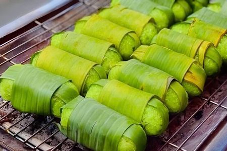 Ho Chi Minh City: Local Food Tour by Scooter with Vegan Option