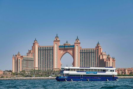 Dubai Marina: Sunset Cruise with Unlimited Buffet & Live Shows