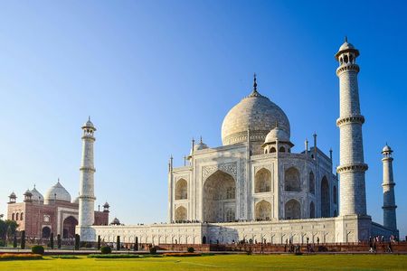 1-Day Trip to Taj Mahal and Agra from Mumbai with Both Side Commercial Flights