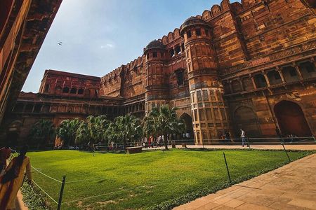 1-Day Trip to Taj Mahal and Agra from Mumbai with Both Side Commercial Flights