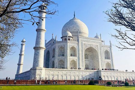 Day Trip to Taj Mahal and Agra from Kolkata with Both Side Commercial Flights