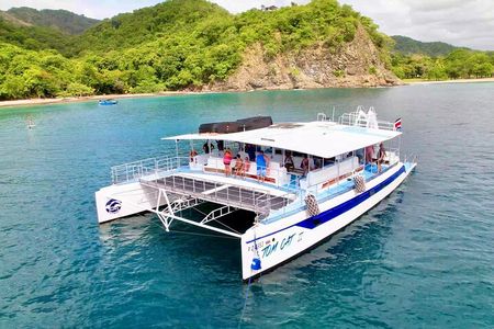 Snorkeling and Sunset Catamaran Cruise from Tamarindo