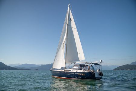 Luxurious Howe Sound Sailing