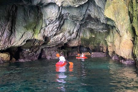 Syracuse: Kayak excursion between caves and Ortigia
