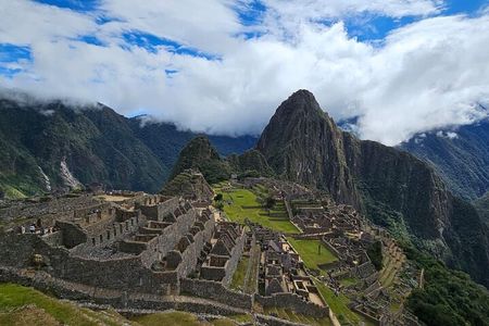 Sacred Valley Mountain Bike Tour and Machu Picchu 2 Day Adventure