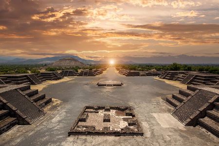 Guided Tour in Pyramids + Transportation + Breakfast in Cueva