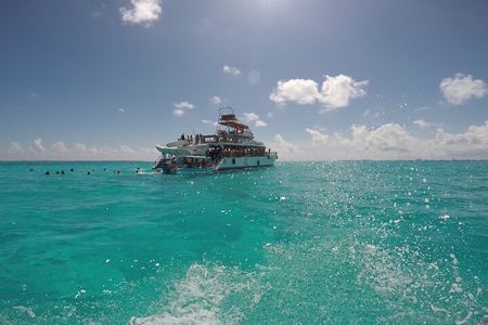 Cancun Dancer Cruise to Isla Mujeres with Snorkeling and Lunch