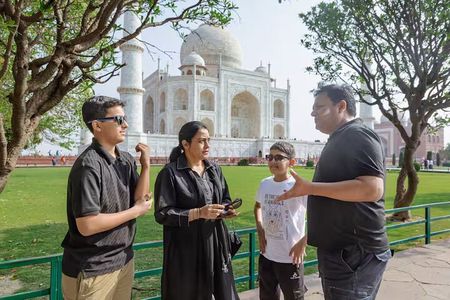 From Delhi: Taj Mahal Sunrise & Agra Handicraft Heritage Tour