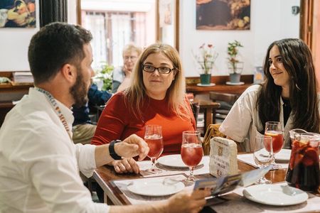 Jewish Quarter Walking Tour in Seville with Tapas, Drinks & Guide