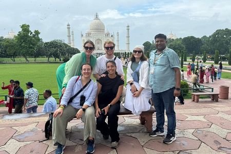 Taj mahal Agra - Skip the line entry with Licensed Tour Guide