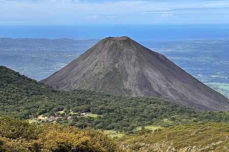 Santa Ana Volcano Tour: Beat the Crowds on an Early Morning Hike!