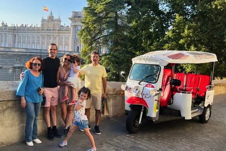 Private 1H Eco Tuk Tour in Madrid – Exclusive & Fun Experience